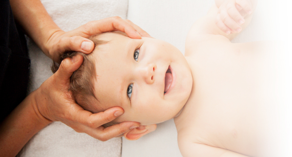image bebe qui se fait traiter par un ostéopathe